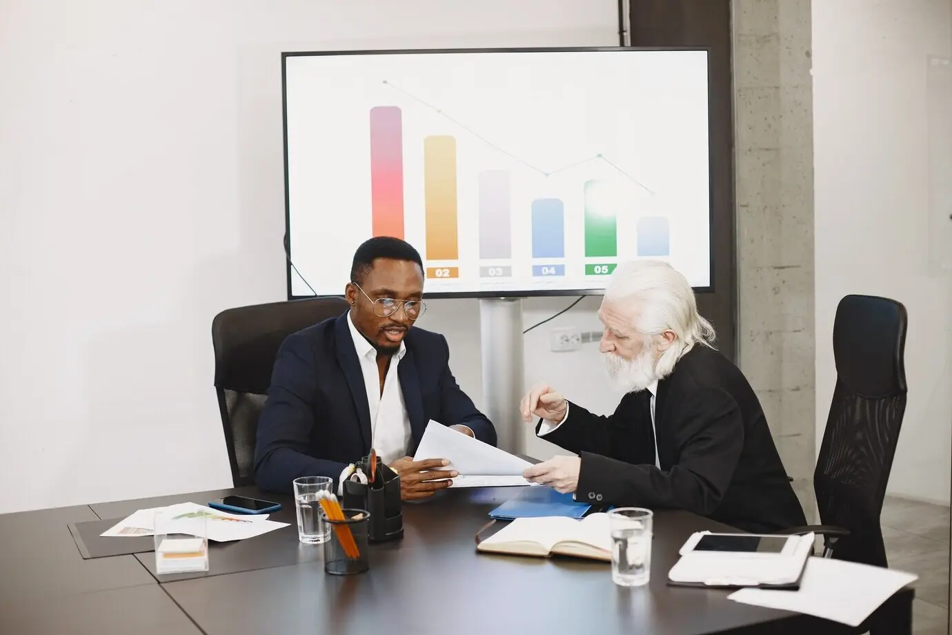 Мужчина-африканец в чёрном костюме.