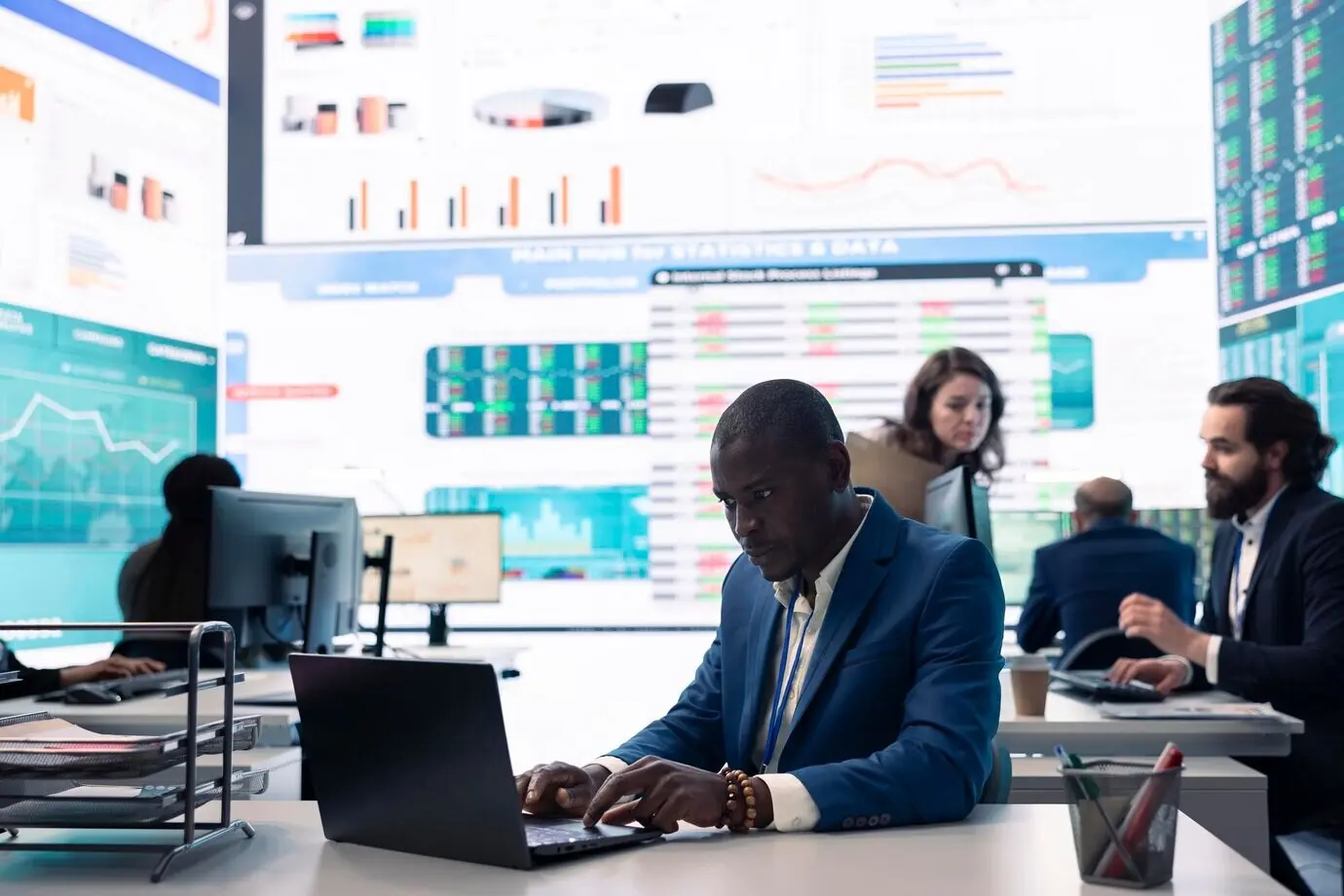 Генеральный директор изучает статистику больших данных на компьютере в контрольной комнате.