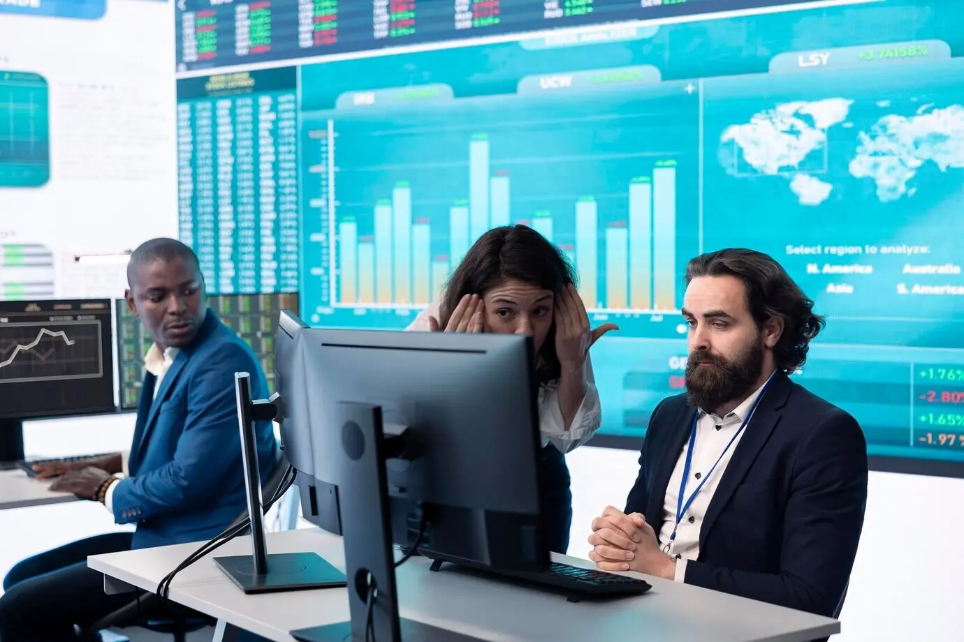 Недовольная менеджер проекта сообщает своему подчиненному о провале.