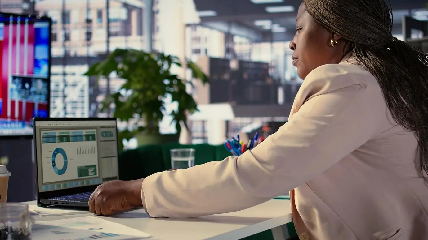 Генеральный директор подписывает трудовые договоры и утверждает заявки сотрудников.